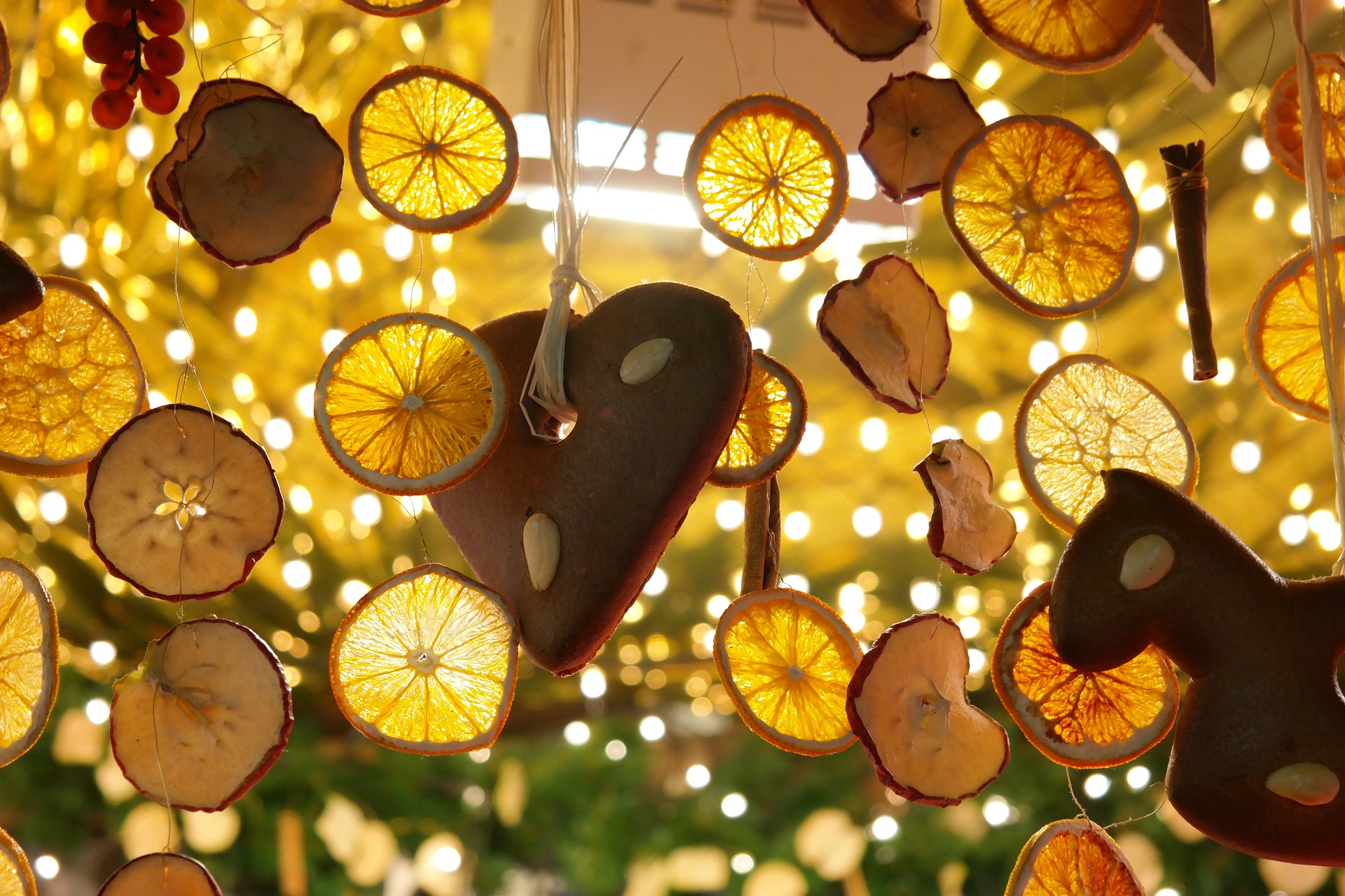 Des citrons et un cœur en pain d'épice sont accrochés à un stand de marché en guise de décoration