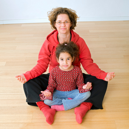 Enfant Grand Angle Assis Sur Un Tapis De Yoga